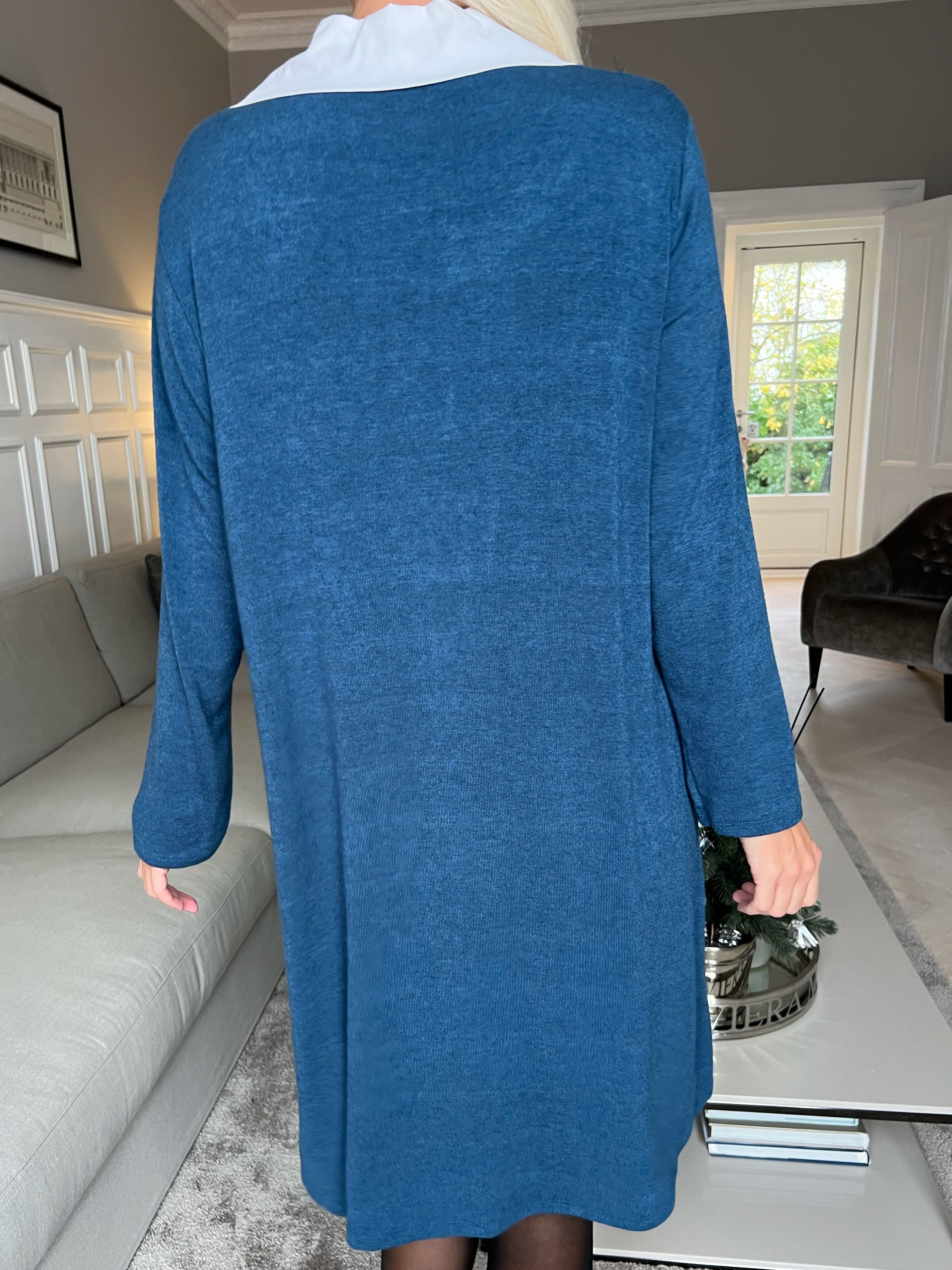 Rita Long - Härlig mjuk klänning med vit skjortkrage